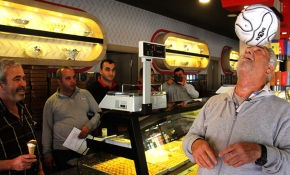 Her yere kafasında topla giden futbol aşığı