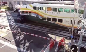 ABD'de dikkatsiz sürücü hızla gelen trenle çarpıştı