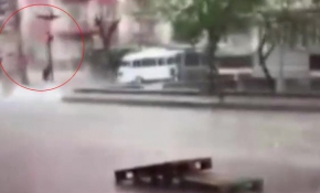 Rögar kapağına düşen yıldırım, yayayı metrelerce havaya uçurdu