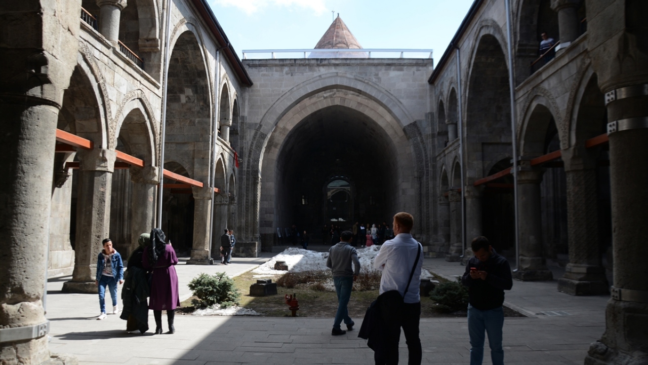 Şehrin simgelerinden ve Selçuklu mimarisinin eşsiz örneklerinden Çifte Minareli ve Yakutiye Medreseleri hafta sonu ziyaretçi akınına uğradı.