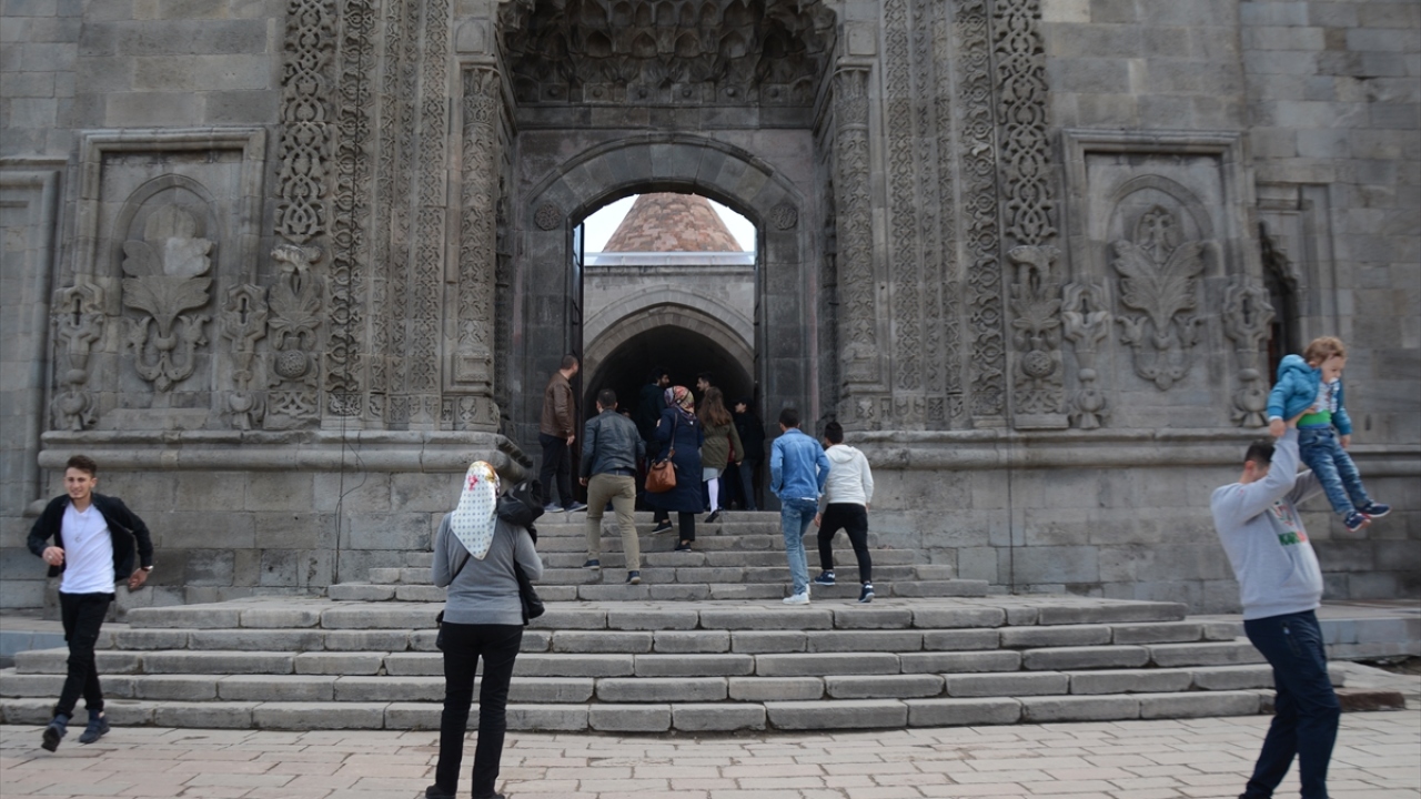 İki eser de Selçuklu döneminin geleneksel mimari tarzını yansıtıyor.