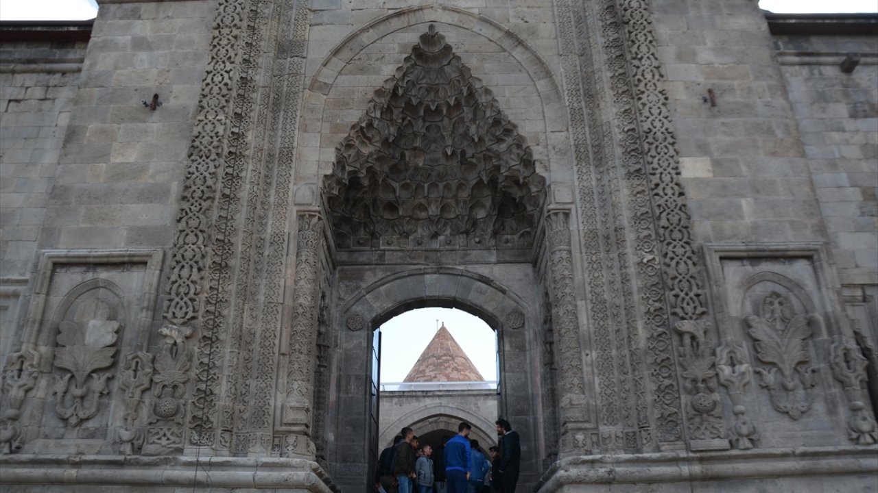 Yakutiye Medresesi`nin ön cephesinde bitkisel, geometrik ve sembolik tasvirler kullanıldı.