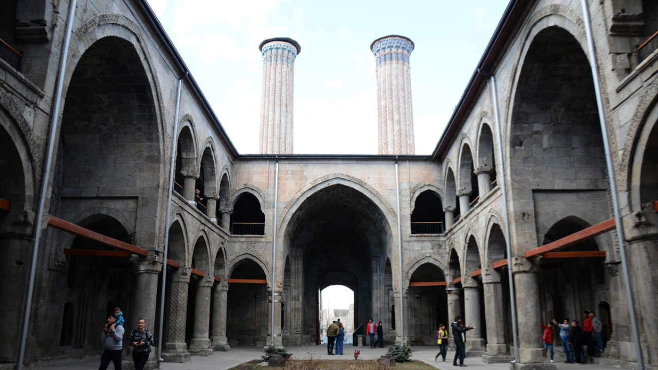 Çifte Minareli Medrese, Anadolu Selçuklu Sultanı 1. Alaeddin Keykubad`ın kızı Hüdavent Hatun tarafından 1253 yılında yaptırıldı.