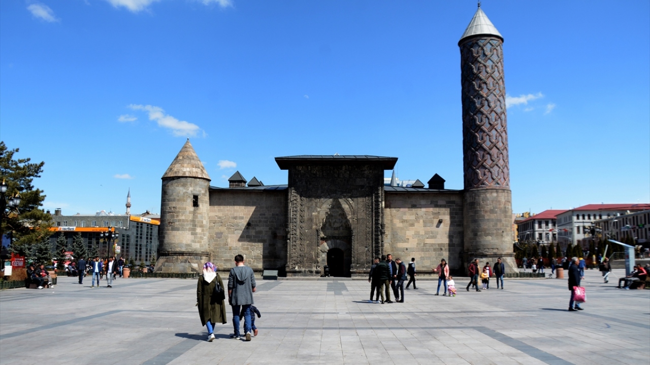 Yakutiye Medresesi ise, İlhanlı hükümdarı Sultan Olcayto zamanında Gazanhan ve Bolugan Hatun adına Cemaleddin Hoca Yakut Gazani tarafından 1310 yılında yaptırıldı.