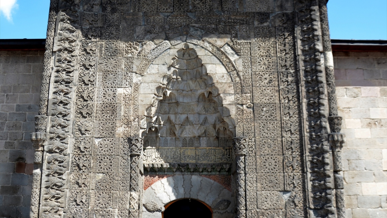 Eserlerin kapı ve minarelerinde yer alan çini süslemeler Selçuklu mimarisinin eşsiz değerini sergiliyor. 