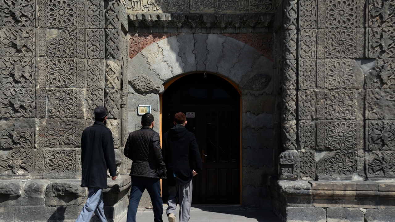 Hafta sonunu fırsat bilerek tarihi mekanlara büyük ilgi gösteren turistler, bol bol fotoğraf çekti.
