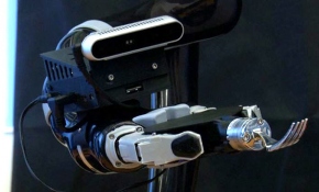 Tek başına yemek yiyemeyen insanlar için üretilen robotik kol