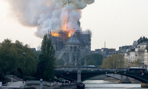 Ünlü Notre Dame Katedrali yanıyor