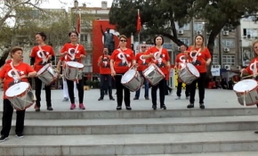 Öğrenci, veli ve öğretmenlerden oluşan sıra dışı bando