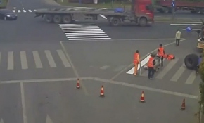 Çin'de tırdan kopan çift tekerlek işçinin üzerinden geçti