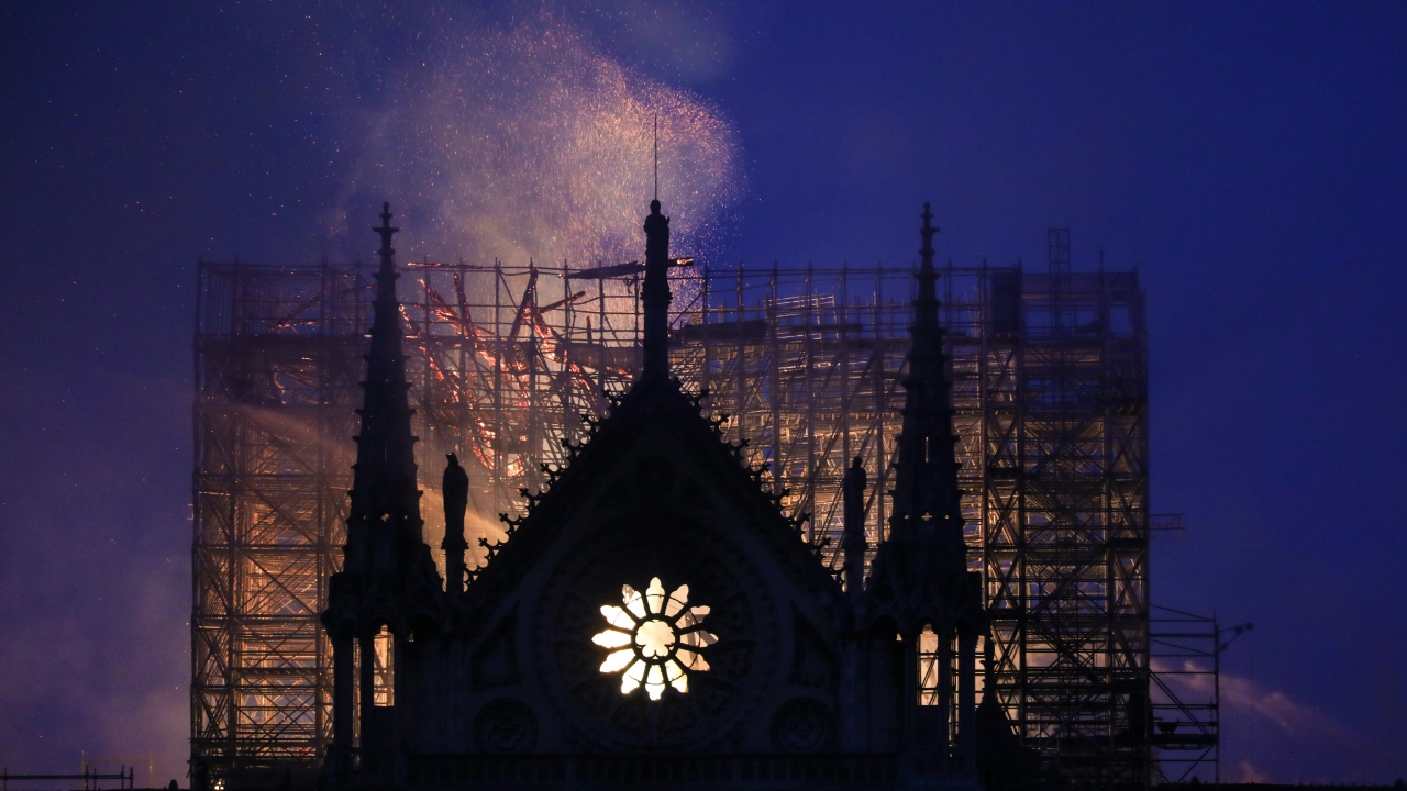 Macron, açıklama yaptıktan sonra Başbakan Edouard Philippe, Paris Belediye Başkanı Anne Hidalgo ve beraberindeki heyetle incelemelerde bulunmak üzere, soğutma çalışmaları devam eden katedrale geçti. 