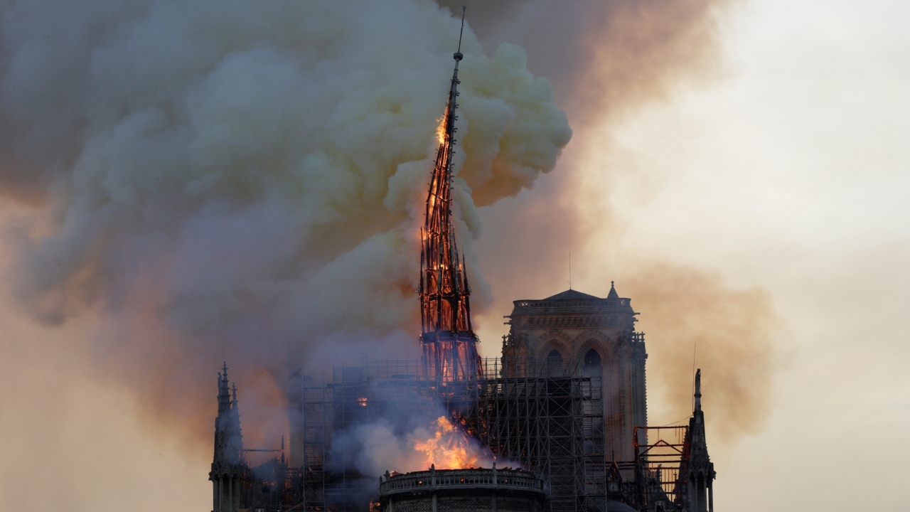 Olay yerine gelen itfaiye ekipleri, sebebi henüz belirlenemeyen yangını söndürmek için çalışma başlattı.