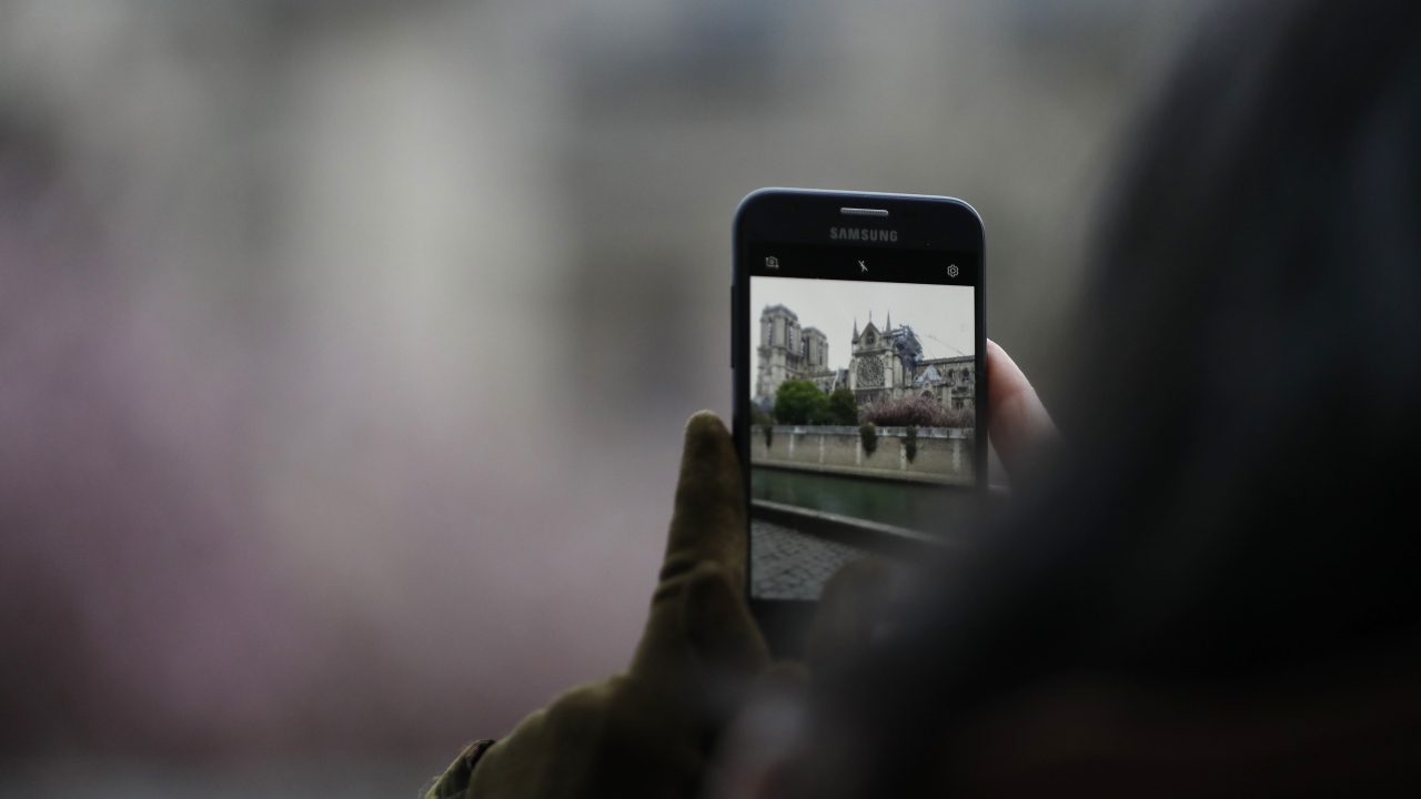 Yangını söndürme çalışmaları devam ederken katedrale çıkan yollar trafiğe kapatıldı.