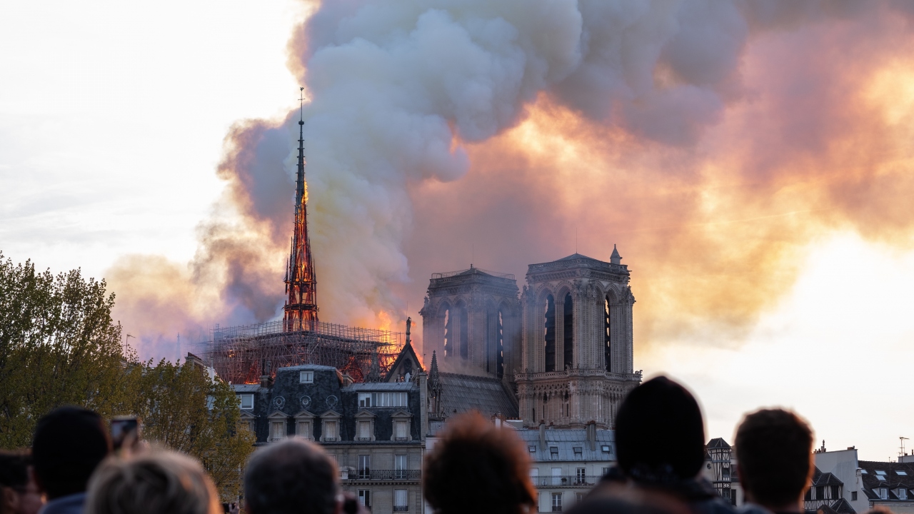 Yerel saatle 18.50`de başlayan yangında 93 metre yüksekliğindeki kulelerden biri ve yapının çatısı tamamen çöktü. Yaklaşık 500 itfaiyecinin müdahale ettiği yangında, yoğun çalışma sayesinde kuzey çan kulesi ile ana bina kurtarıldı.