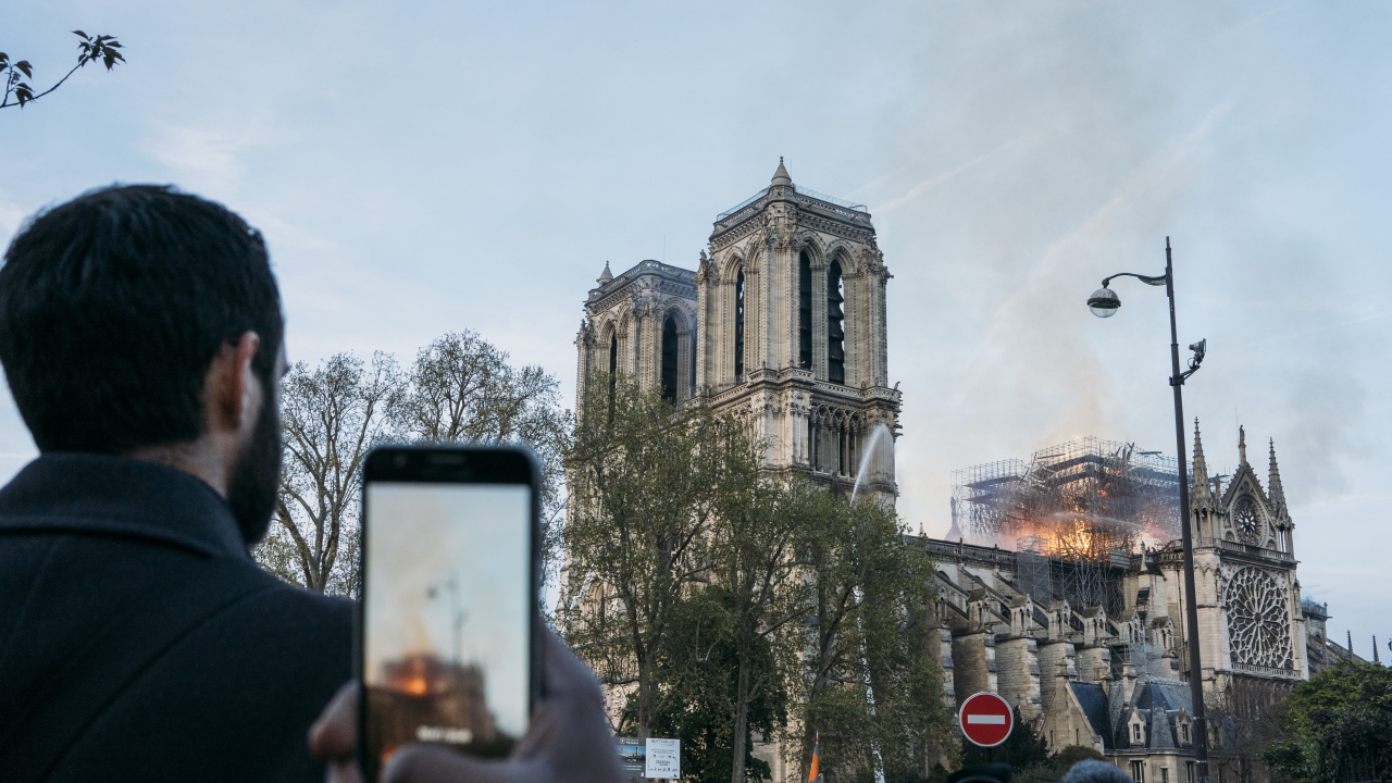 Katedralde yaşananların korkunç bir trajedi olduğunu belirten Macron, yapının ana yapısının kurtarıldığını söyledi.