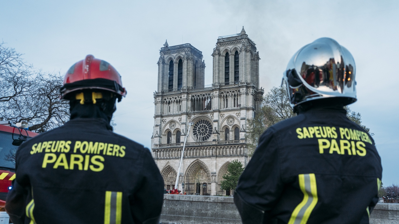 Yangın söndürme çalışmalarında görev yapan 500`e yakın itfaiye erine teşekkür eden Emmanuel Macron, "Savaş tam olarak kazanılmasa da en kötüsü yaşanmadı. Önümüzdeki saatler kritik." dedi.