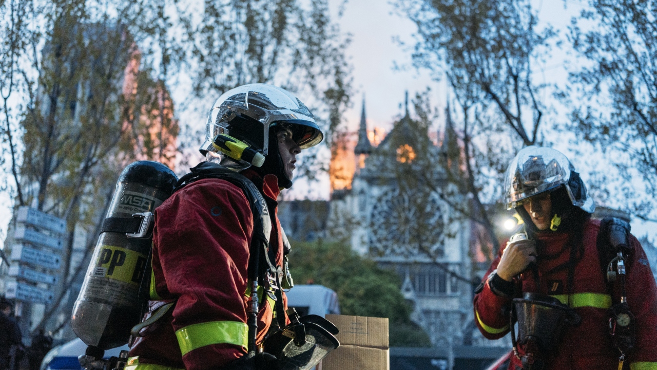 Katedrali 800 yıl önce kendilerinin yaptığını belirten Macron, binayı yeniden inşa edeceklerini duyurdu.