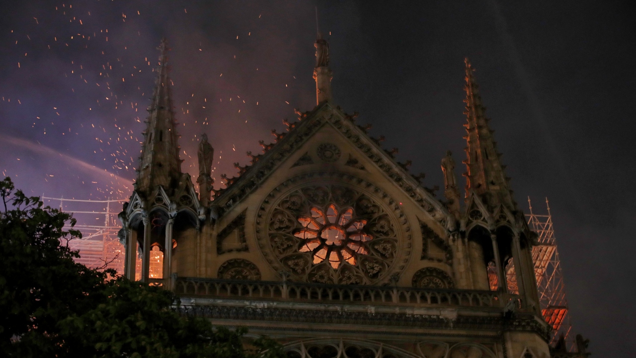 Notre Dame Katedrali, 850 yılı aşkın tarihiyle Hristiyanlığın bu ülkedeki sembolü olarak görülüyor.