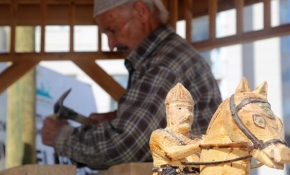 Sokağa kurduğu kameriyede sevdiği mesleği sürdürüyor