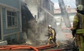 İstanbul'da metruk bina itfaiyenin müdahalesi sırasında çöktü