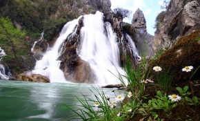 Dağ patikaları ve çam ağaçları eşliğinde Uçansu Şelalesi
