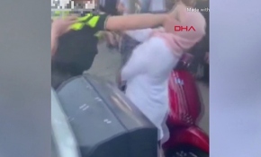 Hollanda polisi başörtülü bir kadını tekmeleyip yumrukladı