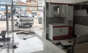 Dikkatsiz sürücü kamyonetle dükkana girdi