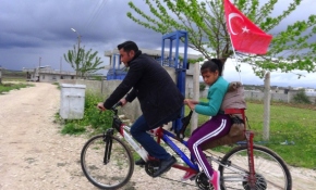 Engelli kızının bisiklete binme hayalini kendi tasarımı ile gerçekleştirdi