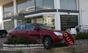 Kazanın şokuyla gaz yerine frene basınca ikinci kazaya sebep oldu