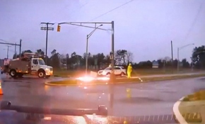 ABD'de işçi elektrik kablosundan çıkan alevlerden son anda kurtuldu