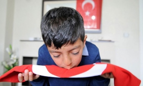 Türk bayrağını öpen 9 yaşındaki Kadir'e anlamlı hediye
