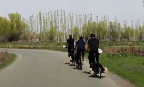 Bisikletle köy köy gezerek yetenekli çocukları keşfediyorlar