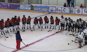 Kadın buz hokey takımı lige damgasını vurdu