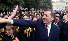Bakan Selçuk'un öğrencilerle gülümseten diyaloğu
