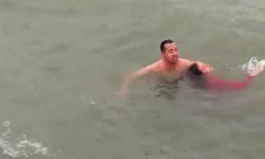 Boğulma tehlikesi geçiren kadını polis kurtardı