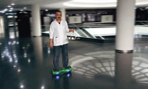 Müşterilerine elektrikli kaykayla çay servisi yapıyor