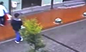 Yağmurda ıslanan köpeğe montunu verdi