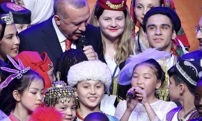 Cumhurbaşkanı Erdoğan çocuklarla düet yaptı