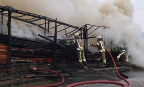 Ataşehir'de kereste deposundaki yangın söndürüldü