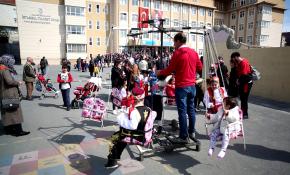 Dönme dolap geleneğini mahalle aralarında yaşatıyor