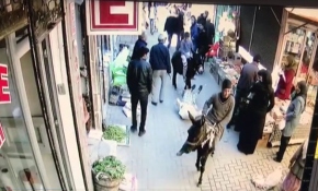 Eşekle pazara giren çocuklar ortalığı karıştırdı