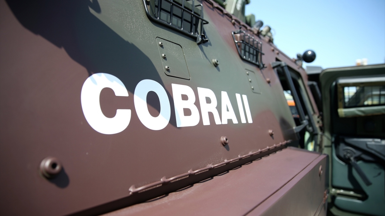 Akrep II`de Cobra II seviyesinde koruma bulunduğunu ancak bu araçtan daha hafif olduğunu anlatan Görgüç, aracın yüksekliğinin düşük kalmasının tanksavar gibi tehditlere karşı avantaj sağladığına dikkati çekti.