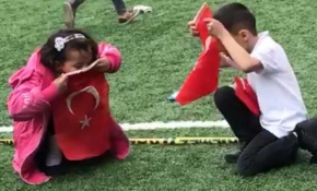 Çocukların duygulandıran bayrak sevgisi