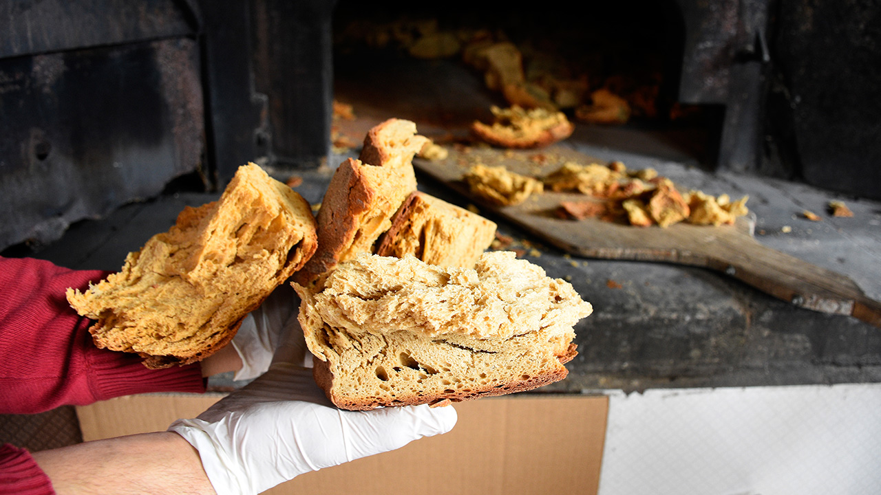 Kürtün ilçesine bağlı Araköy`de 10 aileye ekmek kapısı olan tescilli harç ekmeğinin kilosu 5 liradan satışa sunuluyor.
