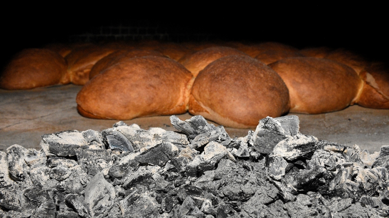 Ali Bodur, aile olarak  70 yıldır fırıncılık yaptıklarını ve geçimlerini Araköy harç ekmeğinden sağladıklarını söyledi.