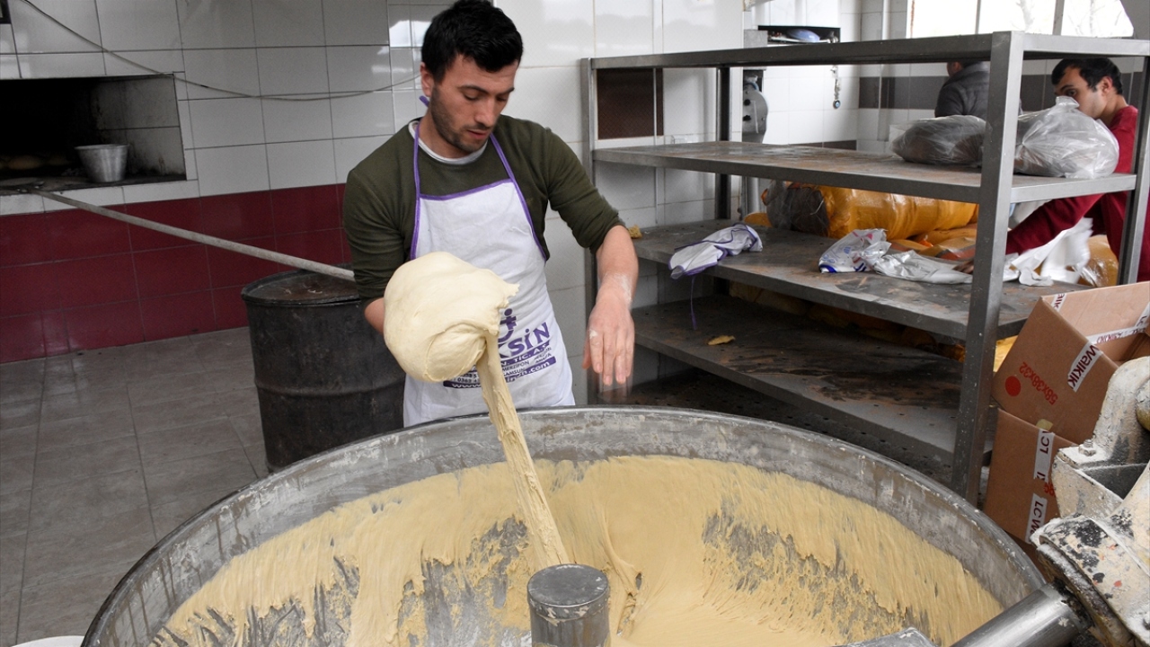 Köyde ilk zamanlarda kişisel tüketim için hazırlanan organik ekmeğin zamanla ticari boyut kazandığını belirten Bodur, ekmeği Türkiye`nin her yerine gönderdiklerini ifade etti.