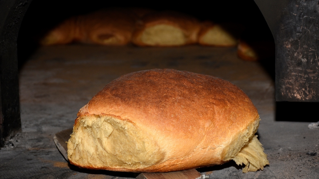 Bodur, ekmeğin köylü için gelir kapısı haline geldiğini, ailelerinin 3`üncü kuşak olarak ekmekçilik mesleğini sürdürdüğünü söyledi. Bodur, ekmeğin hamurunun değil, piştikten sonra son halinin tartılarak satışa sunulduğunu belirtti.