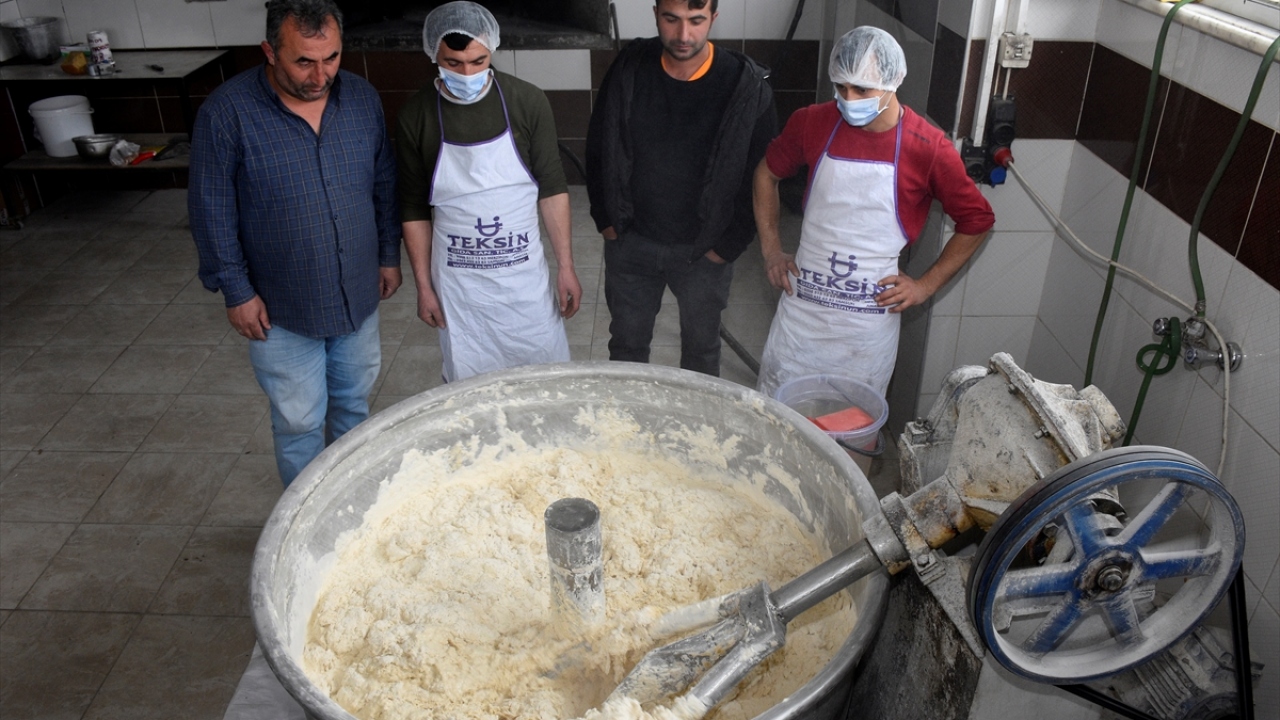 Ekmeği pazarlarda tattırdıktan sonra satışa sunduklarını aktaran Bodur, ürünün tamamen organik ve doğal yollarla yapıldığına işaret etti.