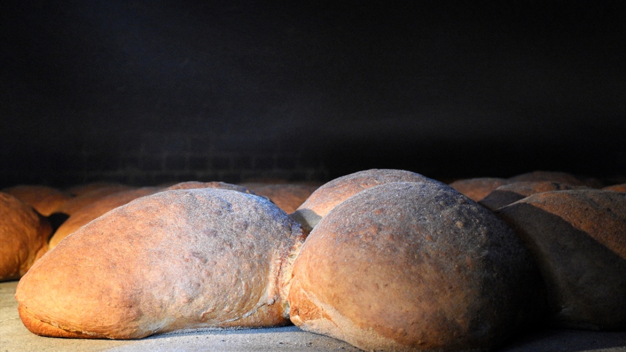 "Ekmek fırında en az 4 saat pişiyor."