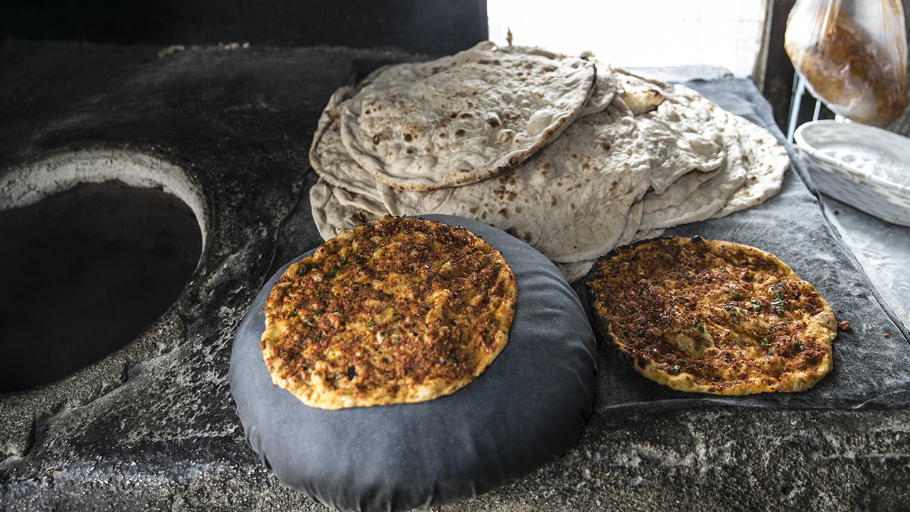 UNESCO tarafından gastronomi alanında "Yaratıcı Şehirler Ağı"na dahil edilen Hatay`da ev kadınları tarafından yapılan tandır ekmeği, sade, biberli, çökelekli ve zahterli çeşitleriyle yoğun talep görüyor. 
